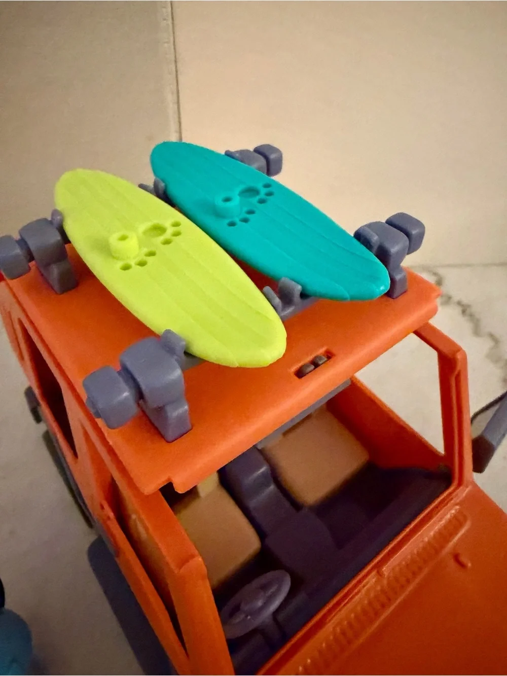 Bluey Heeler Family 4WD Vehicle Playset with 4 Figures & Surfboards